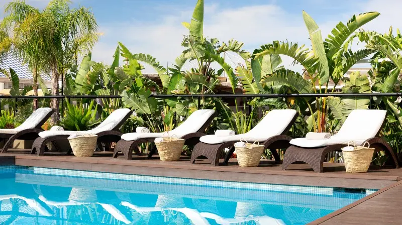 Hoteles con piscina y day pass en Sevilla: opciones para disfrutar del verano sin alojarte