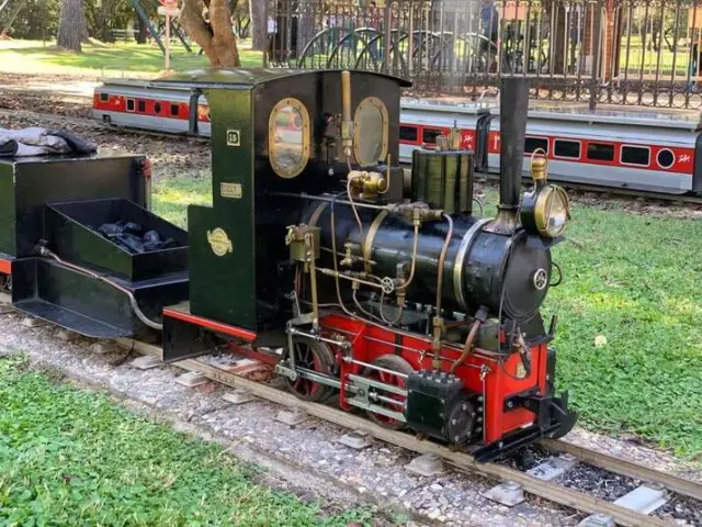 El Pequeño Ferrocarril del Alamillo ofrece recorridos por el parque