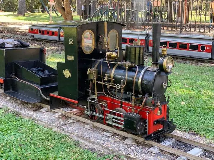 El Pequeño Ferrocarril del Alamillo ofrece recorridos por el parque